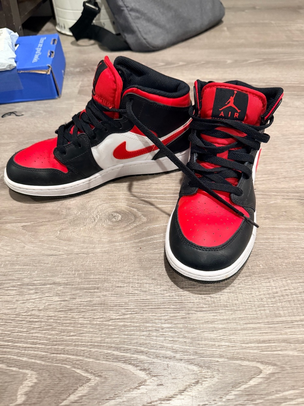 Nike Boys Air Jordan 1 Mid 554725-079 Basketball Shoes Sneaker Black Red SZ 6Y